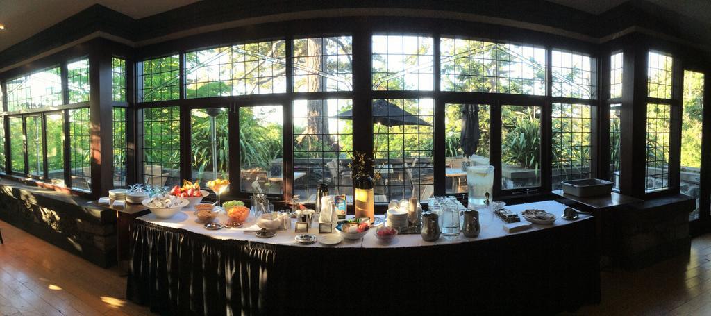 English Inn Esquimalt Экстерьер фото