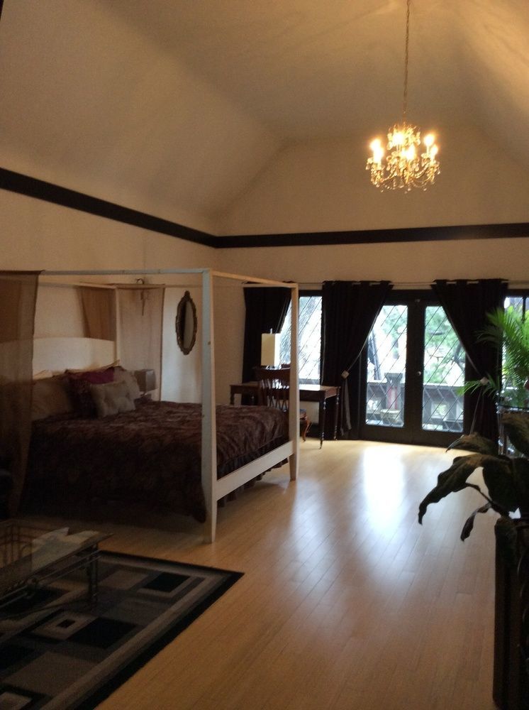 English Inn Esquimalt Экстерьер фото